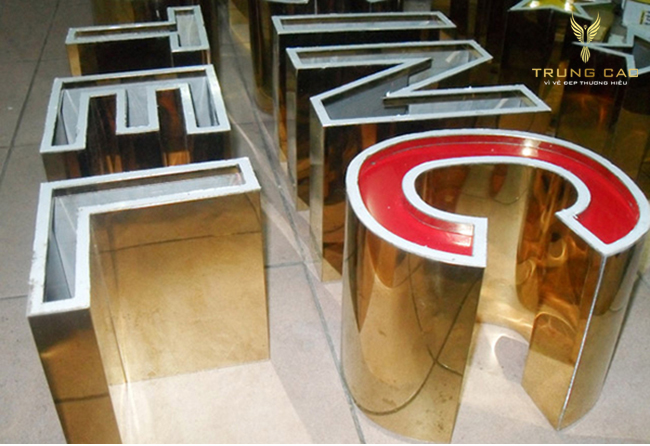 Chữ inox trắng lồng mặt mica