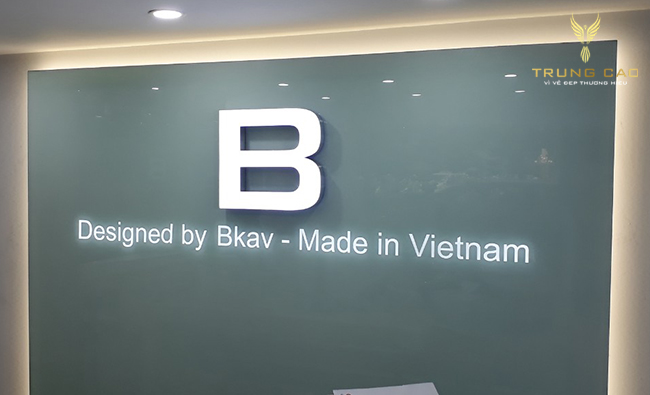 Làm bảng hiệu đẹp chữ inox trắng xước lồng mặt mica
