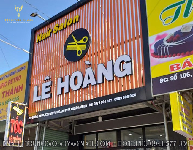 làm biển hiệu quảng cáo đẹp chữ mica gắn trên mặt dựng alu đẹp cho Tiệm Cắt Tóc