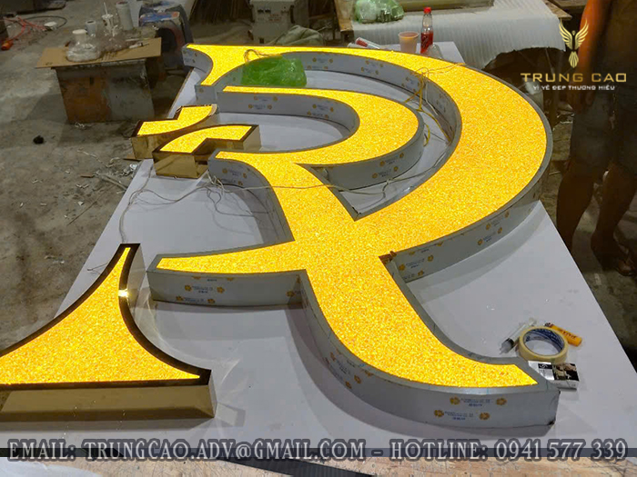 Chữ Inox Vàng Mặt Đá Acrylic Âm Đèn LED