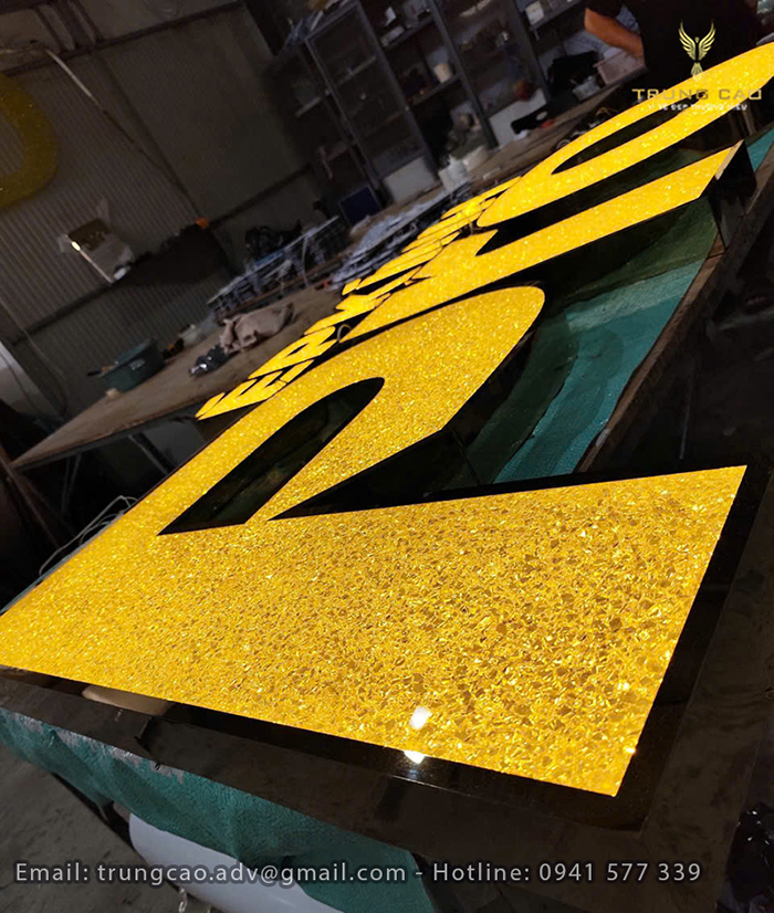 Chữ Inox Vàng Mặt Đá Acrylic Âm Đèn LED