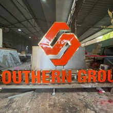 Bảng Hiệu Chữ Inox Vàng Lồng Mặt Mica Đẹp Của SOUTHERN GROUP